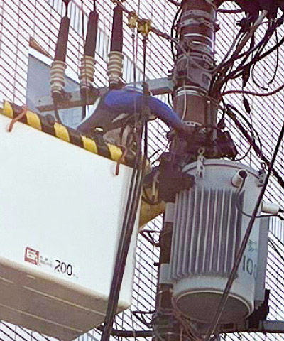 引込線で電気を届ける